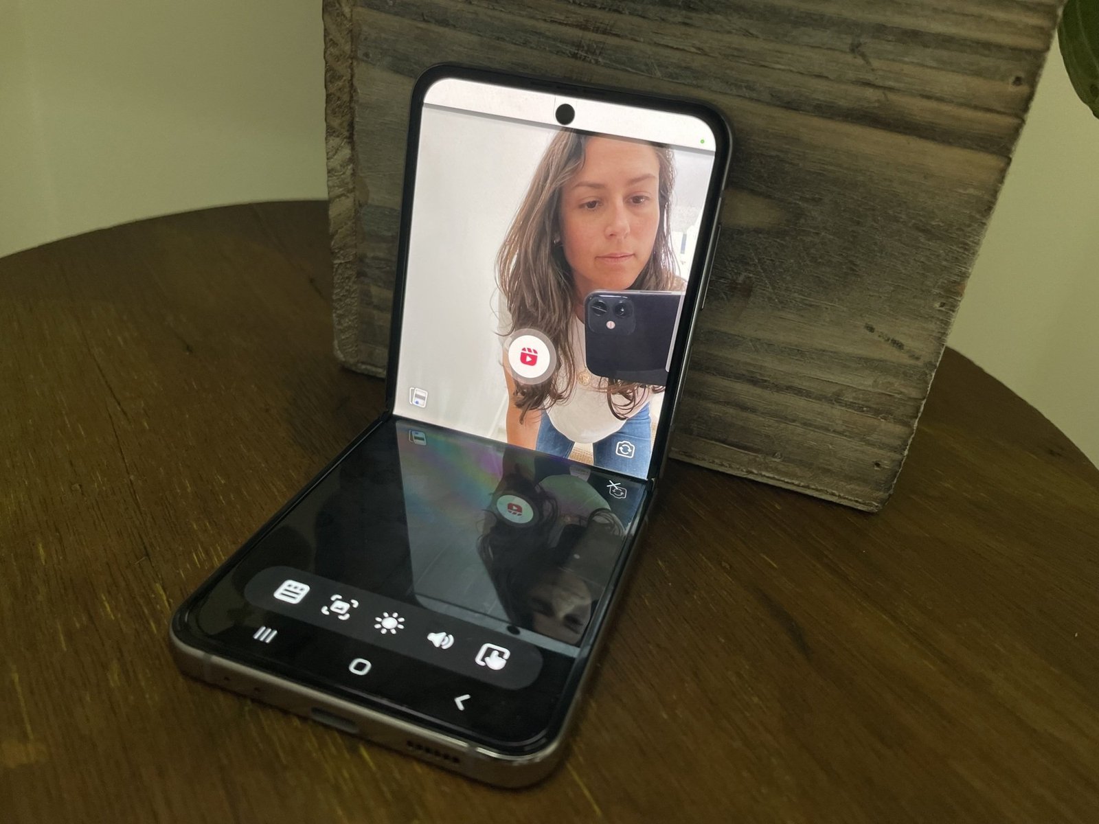 Samsung Galaxy Z Flip 4 in FlexCam mode on Reels
